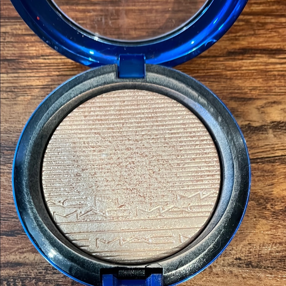 MAC Highlighter with Blue Compact - Picture 3 of 4